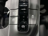 【電動パーキング】ボタンひとつでパーキングON。女性の方や運転に慣れていない方にも安心.【ブレーキホールド】信号待ちや渋滞時にブレーキを踏み続けなくてOK。