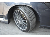 タイヤサイズは225/45R18です