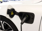 専用コードを接続するだけで簡単に充電が行えます。プラグインハイブリッドモデルRecharge T6 AWD PHEVは、走行中の充電のほか、自宅などに設置された充電機器からの充電が可能です。