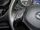 ステアリングスイッチ付きで、運転中に視線を前に向けたまま操作できます。