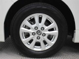 純正アルミホイールは精度が高く、走行の安定性が優れています。タイヤサイズ195/65R15