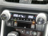 【オートエアコン】車内温度を感知して自動で温度調整をしてくれるのでいつでも快適な車内空間を創り上げます!どの席に座っても快適なドライブが楽しめます♪