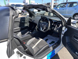 【運転席】座り心地が良いシートなので長時間の運転でも快適にお過ごしいただけます。新品のフロアマットのご注文も可能です。掲載箇所以外にご希望の写真がございましたらお気軽にお問い合わせ下さい。