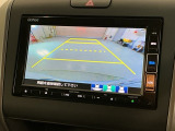 リバースギアに入れるだけで後方の表示へ切り替わります。夜間や雨の日の駐車も楽になりますよ。