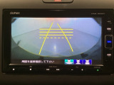 バックでの車庫入れも安心です! リアカメラが付いているバックモニター付のナビを装備しております。操作線もついており距離感も画面から確認できます。