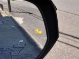 隣車線を走る車両をレーダーで検知し、ドアミラーでは確認しにくい後側方エリアに存在する車両に加え、急接近してくる車両も検知します。車両を検知するとドアミラーに搭載されたLEDインジケーターが点灯します。