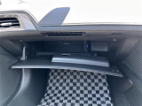 【グローブボックス】大容量のグローブボックスです!!車検証ケース他、日頃使う小物類の収納スペースもたくさんあります!