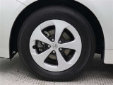 アルミホイールを装着し、さらにその上に空気抵抗低減のための樹脂製のホイールカバーを装着するという珍しい手法を採用しています。タイヤサイズ195/65R15