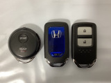 スマートキーを装備しています。鍵を差し込むことなくドアロックの開け閉めと、スタートボタン操作でのエンジンスタートができます。加えて、純正リモコンエンジンスターター用の操作キーもついています。