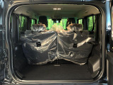 積み下ろしのしやすいデッキにはたっぷりと荷物を積み込んでいただけます。遊びから仕事まで、様々なシーンで頼れます♪