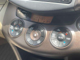 【オートエアコン】一度お好みの温度に設定すれば、車内の温度を検知し風量や温度を自動で調整。暑い&hellip;寒い&hellip;と何度もスイッチ操作をする必要はありません。快適な車内空間には必須の機能ですね