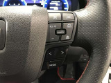 ステアリングスイッチ付きで、運転中に視線を前に向けたまま操作できます。