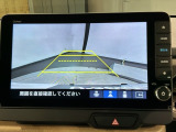 リバースギアに入れるだけで後方の表示へ切り替わります。夜間や雨の日の駐車も楽になりますよ。