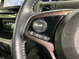 ステアリングにオーディオ操作スイッチが付いています。オーディオ画面に直接タッチしなくても操作が出来ますので、運転に集中できます。