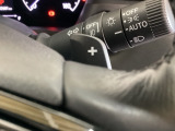 ステアリングホイール・後ろの減速セレクターは、左右に取り付けられた2つのパドルスイッチで減速の強さを調整。 左側の「-」を操作すると減速を強く、右側の「+」を操作すると減速を弱くすることができます。