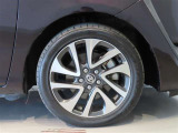 純正のアルミホイール装着車です。タイヤサイズは195/50R16です。