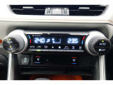エアコンはオートタイプが装着済みです!オートモードにしておけば、車内温度を設定するだけで風の料や吹き出し口の切り替えを機械が行ってくれます!一年中快適な環境を作れますよ♪