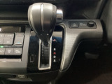 CVT車のセレクトレバーです。低速から高速まで、変速ショックのないスムーズな走りを実現するとともに、エンジン効率のよい領域を維持することで燃費にも貢献します。