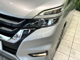 【LEDヘッドライト】悪天候や夜間走行時も良好な視界を確保し安心して運転できる高輝度LEDヘッドライトを装備!点灯速度が早く、消費電力も抑えられています。