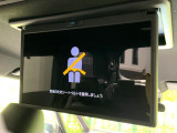 【14型有機ELフリップダウン】三列目からでも迫力のエンタメが観れる大画面フリップダウン。有機ELのモニターでは、一般的なフリップダウンよりも高コントラストでキレイな映像を楽しめます。