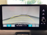 【バックカメラ】運転が苦手な方も車庫入れラクラクです!ギアをリバースに入れれば自動的に切り換わりますので、面倒な操作は不要です♪狭い駐車場もお車を傷つけず安心ですね!