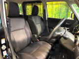 運転席まわりには十分なスペースがあり、大柄な方でもゆったり運転していただける環境です。