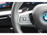 ドライバーが任意で設定した速度をベースに、先行車との車間距離を維持しながら自動で加減速を行い高速走行をサポート。車両停止や再加速も自動で行います