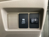 ハンドルの右側にはヘットライトリベライザーとVSA(ABS+TCS+横滑り抑制)の解除スイッチがついています。ヘッドライトリベライザーは道路状況や積荷の加重に応じてライトの高さを調節できます。
