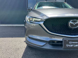 CX-5のヘッドライトは、薄型でシャープな造形が特徴です。