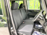 運転席まわりには十分なスペースがあり、大柄な方でもゆったり運転していただける環境です。