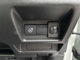 【ハンドルヒーター】冬の冷えたハンドルを内蔵ヒーターで温める機能。暖房が効く前に指先を素早く温め、凍える朝の運転を快適にします。一度使うと手放せなくなる、寒がりの方に喜ばれる必須の快適装備です。