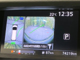 【アラウンドビューモニター】専用のカメラにより、上から見下ろしたような視点で360度クルマの周囲を確認することができます☆死角部分も確認しやすく、狭い場所での切り返しや駐車もスムーズに行えます。