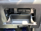 【ETC】有料道路を利用する際に料金所で停止することなく通過できる、ETC車載器(ノンストップ自動料金収受システム機器)が装備されています。セットアップを行うことで利用可能になります。