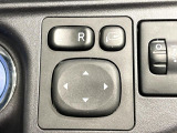 【電動格納ミラー】サイドミラーは電動格納式となっており、狭い駐車場でもキズがつくリスクを抑えられます。
