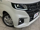 【LEDヘッドライト】悪天候や夜間走行時も良好な視界を確保し安心して運転できる高輝度LEDヘッドライトを装備!点灯速度が早く、消費電力も抑えられています。