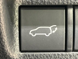 【パワーバックドア】スマートキーや運転席のボタンを押すだけでリアゲートが自動で開閉します!荷物を持っている時や、高い位置にあるバックドアを閉める際に便利な機能です♪
