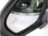 隣車線を走る車両をレーダーで検知し、ドアミラーでは確認しにくい後側方エリアに存在する車両に加え、急接近してくる車両も検知します。車両を検知するとドアミラーに搭載されたLEDインジケーターが点灯します。