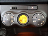 温度コントロールフルオートエアコンです。運転席で温度設定ができます。冷え性の方が乗っても安心ですね♪