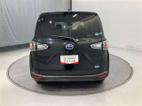 バックカメラが付いているので後方確認が非常にしやすいです。今や運転初心者も熟練者も必須装備!ついていて損はないですね♪
