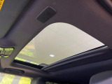 【サンルーフ】開放感たっぷりの希少装備、サンルーフが装着されています!車内に明かりを取り入れたり景色を楽しむ以外にも、車内の空気も簡単に換気できて快適です!
