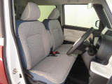 運転席シートリフター付です。自分に合わせたシートポジションに調整出来るので肩の力を抜いて運転できます。