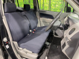 運転席まわりには十分なスペースがあり、大柄な方でもゆったり運転していただける環境です。