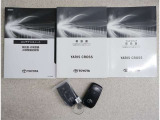 メンテナンスノート、取扱説明書です。 その車の整備記録が事細やかに記録されています。 車が生まれてから今までどのような道を歩んできたのか判るとても重要な物ですよ。
