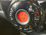 【オートエアコン】一度お好みの温度に設定すれば、車内の温度を検知し風量や温度を自動で調整。暑い&hellip;寒い&hellip;と何度もスイッチ操作をする必要はありません。快適な車内空間には必須の機能ですね♪