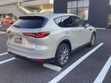 CX-60は横長のテールランプと傾斜したリアガラスにより、ワイド&スポーティーな印象を与えます。面の抑揚で光を表現する「魂動デザイン」を基調にし、シンプルで洗練されたエレガントな質感が特徴です。