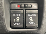 【両側パワースライドドア】スマートキーや運転席のスイッチで後席両側スライドドアの開閉が可能♪電動だから力を入れてドアを開ける必要が無く、小さなお子様でも簡単に開け閉めでき快適です♪