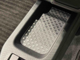 スマートフォンなどスッキリ置けるセンターコンソールトレイです。