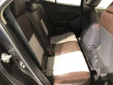 【後部座席】も当然、綺麗・清潔に仕上げております。内装の綺麗なお車は気持ちが良いですし、コンディションのいい車が多いです。これもオススメの1台です。