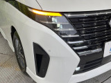 【LEDヘッドライト】悪天候や夜間走行時も良好な視界を確保し安心して運転できる高輝度LEDヘッドライトを装備!点灯速度が早く、消費電力も抑えられています。