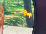 【ブラインドスポットモニター】走行中、ドアミラーの死角になりやすい箇所に後続車が接近するとサイドミラー付近に警告を表示、ドライバーに注意喚起をしてくれます。